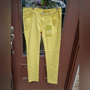 NWT.Yellow Women's Jeans Size 15.U-51  Stretch